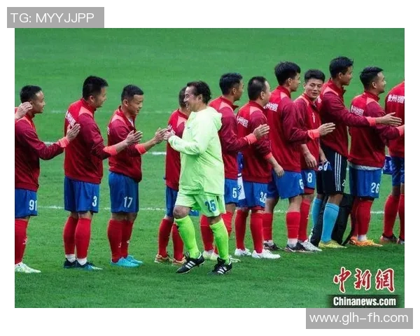 与足球明星亲密互动的精彩视频集锦，感受球场外的真实魅力与热情